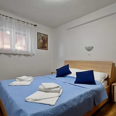 2 Bedroom In Apartament Banjol